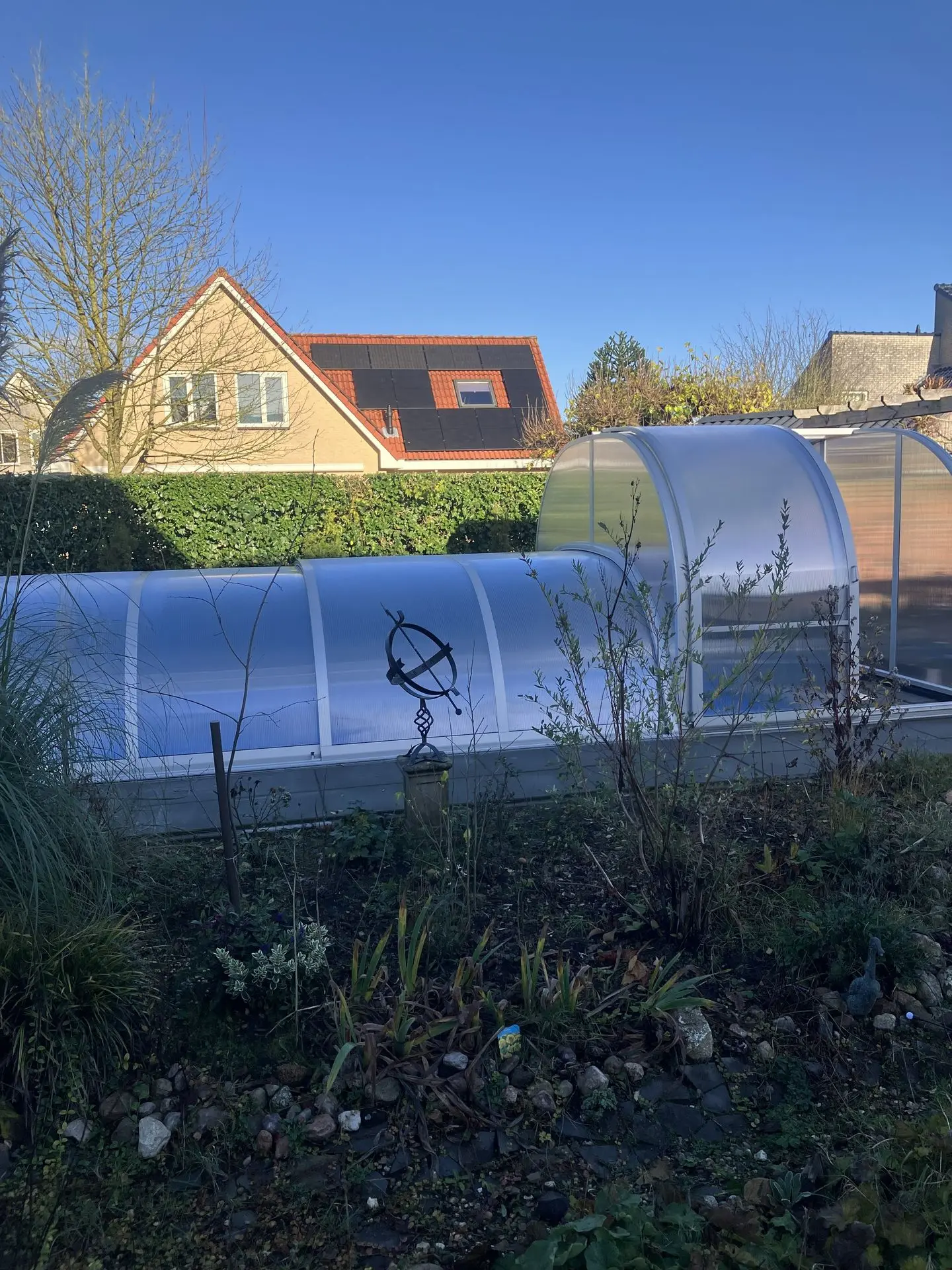 lage zwembadoverkapping met verhoogd voorgedeelte